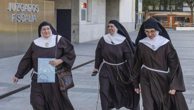 La madre superiora del convento de Belorado, Sor Isabel de la Trinidad, y tres monjas del convento de Belorado salen del juzgado de Burgos