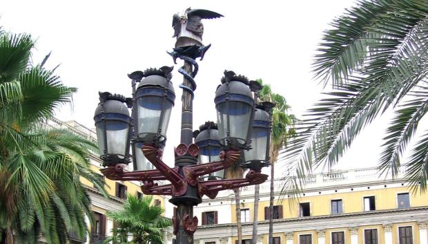 Farola de la Plaza Real de Barcelona diseñada por Antoni Gaudí