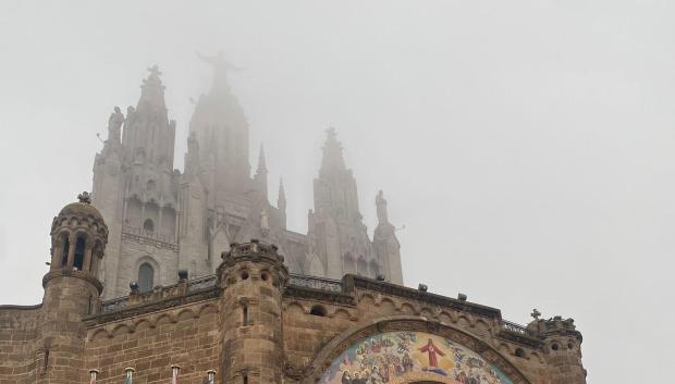 El templo del Tibidabo envuelto en niebla, antes de que empezase la adoración