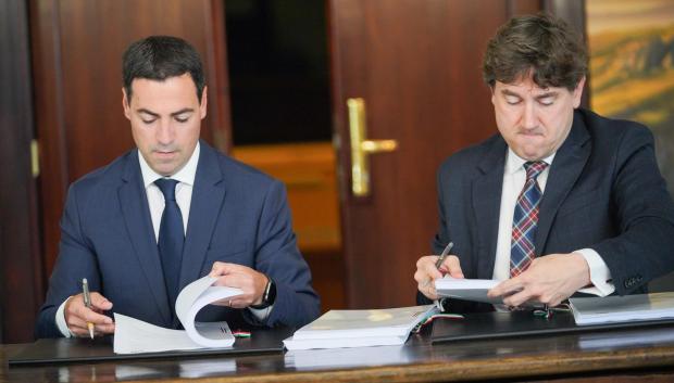 El futuro Lehendakari, Imanol Pradales (i), y el secretario general del PSE-EE, Eneko Andueza (d)