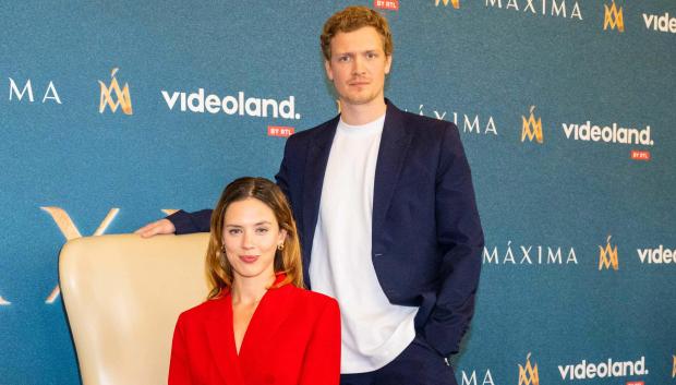 Delfina Chaves y Martijn Lakemeier, protagonistas de la serie Máxima