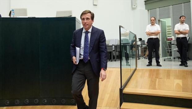 El alcalde de Madrid, José Luis Martínez-Almeida, durante el pleno en el Ayuntamiento