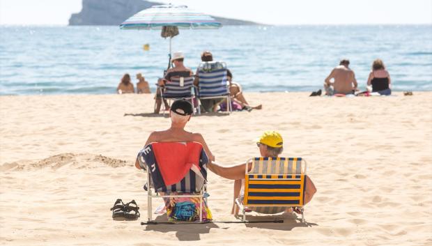 Turistas en la playa de Poniente de Benidorm