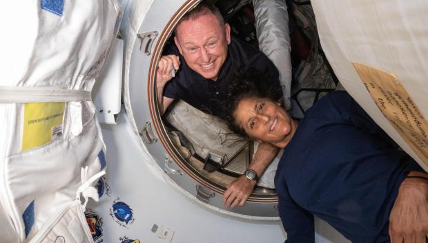 Los astronautas 'Butch' Wilmore y 'Suni' Williams posan para una foto el 13 de junio de 2024 en la EEI