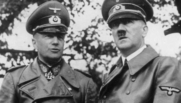 Von Brauchitsch y Adolf Hitler en un desfile de líderes de la Wehrmacht en Varsovia , 1939