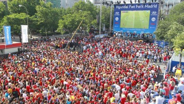 Varios madrileños ven un partido de la selección española en una pantalla gigante