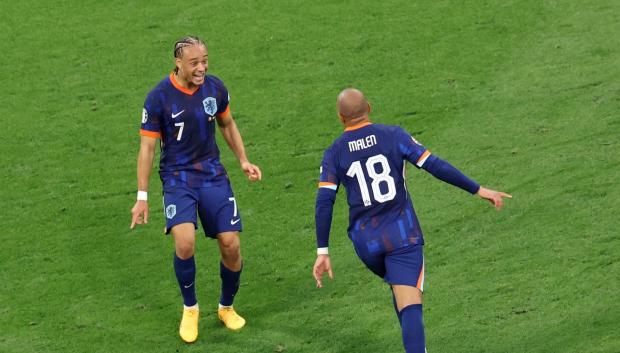 Donyell Malen y Xavi Simons celebran el segundo de Países Bajos