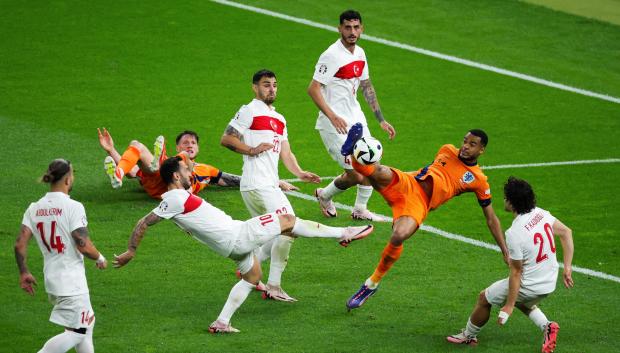 Cody Gakpo remata en el área pequeña un centro