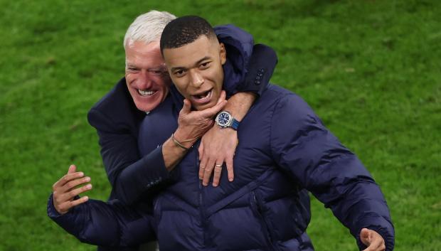 Didier Deschamps y Kylian Mbappé celebran la victoria frente a Portugal