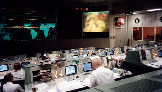 Sala de control de operaciones de la misión durante un programa de TV justo antes del accidente del Apolo 13