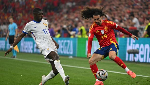 Marc Cucurella está marcado por Dembélé durante la semifinal entre España y Francia en el Munich Football Arena de Munich el 9 de julio de 2024