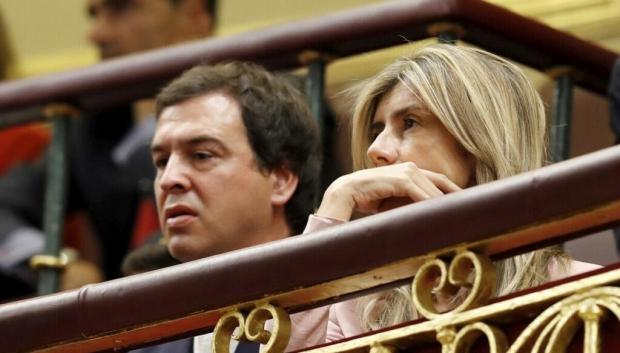 El hermano y la mujer de Pedro Sánchez, en una imagen de archivo en la tribuna del Congreso