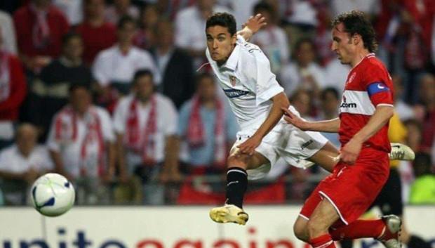 Jesús Navas y Gareth Southgate en la final de la Eurocopa League 2006
