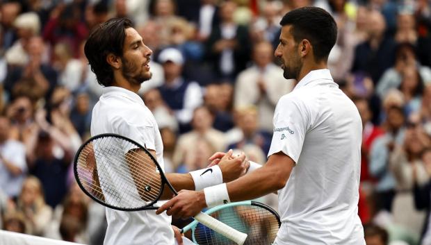 Djokovic y Musetti se abrazan tras el partido