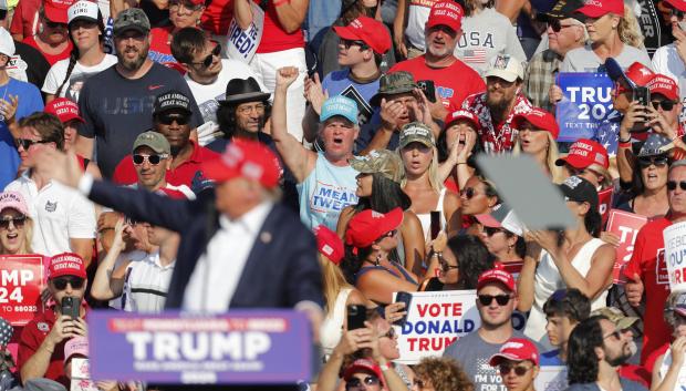 Momento en el que comienzan los disparos contra Trump