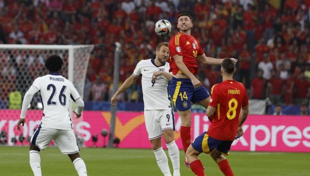 El defensa de la selección española, Aymeric Laporte (2d), disputa el balón ante el delantero de la selección de inglaterra, Harry Kane, durante el encuentro correspondiente a la final de la Eurocopa que disputan hoy Domingo España e Inglaterra en el Estadio Olímpico de Berlín