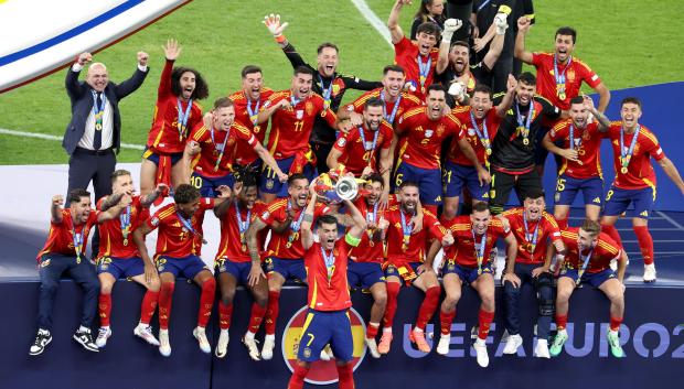 El capitán de la selección española, Álvaro Morata, levanta el trofeo como campeones de la Eurocopa