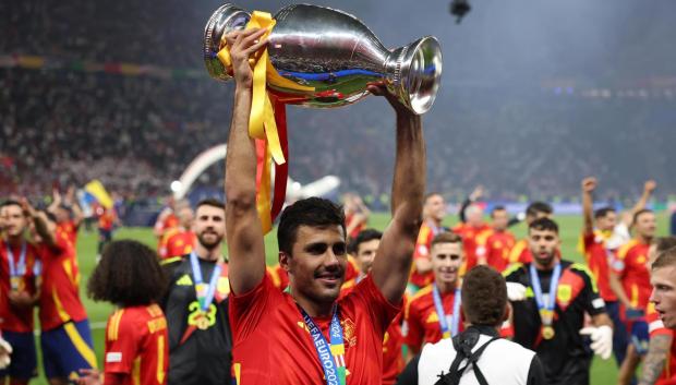 Rodri levanta la copa de campeón de la Eurocopa