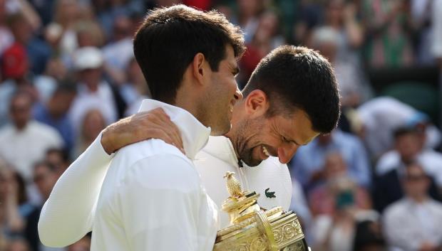 Alcaraz y Djokovic después de la final de Wimbledon