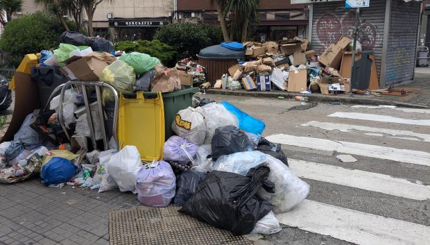 Montañas de basura acumuladas en La Coruña