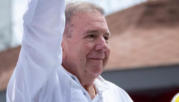 AME1670. VALENCIA (VENEZUELA), 13/07/2024.- El candidato presidencial, Edmundo González saluda a simpatizantes durante un acto de campaña este sábado en la ciudad de Valencia, estado de Carabobo (Venezuela). Urrutia aseguró que va "con todo" a las presidenciales de este 28 de julio, tras encabezar una multitudinaria caravana en Valencia, capital del estado Carabobo (norte), que calificó de "apoteósica" y "extraordinaria". EFE/ Ronald Peña