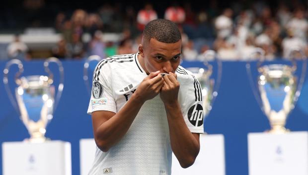 Kylian Mbappé besa el escudo del Real Madrid y emociona a todos los aficioandos