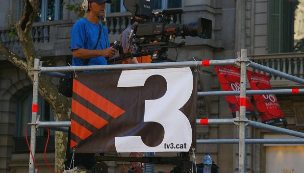 Un cámara de TV3, grabando una manifestación, en 2010