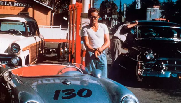 James Dean fumando junto a su espectacular Porsche Spyder