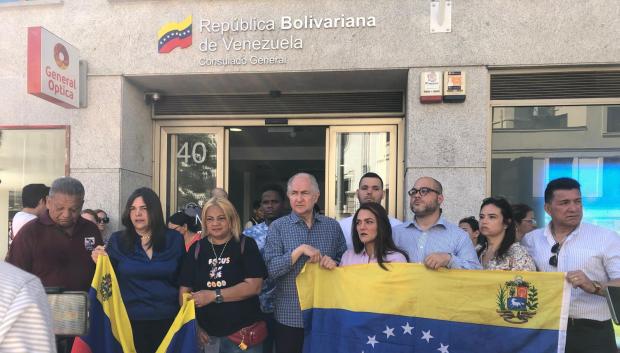 Los manifestantes en el Consulado de Venezuela en Madrid