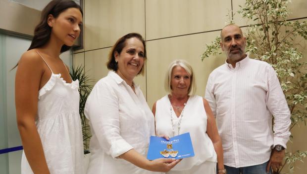 Blanca Torrent y Milagrosa Gómez, con el diseñador Larrosa