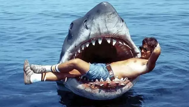 El director Steven Spielberg posando con su tiburón, al que apodó Bruce