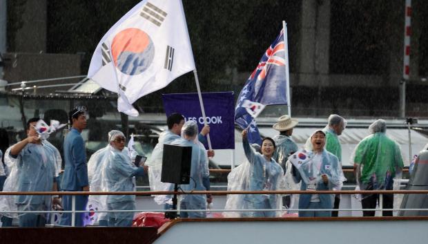 Un barco transporta a la delegación surcoreana a los Juegos