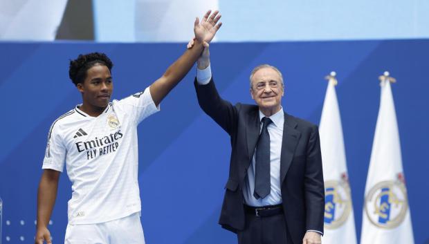 Endrick saluda al madridismo acompañado de Florentino Pérez