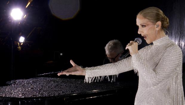 La cantante canadiense Celine Dion, en la Torre Eiffel durante la ceremonia de apertura de los Juegos Olímpicos