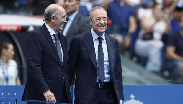 Florentino Pérez estuvo acompañado por José Martínez Sánchez 'Pirri' en la presentación de Endrick