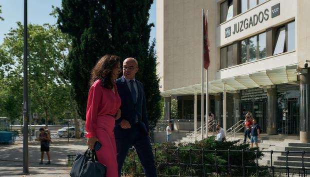 Marta Castro y Jorge Buxadé, coordinadores jurídicos de Vox, en los juzgados de Plaza Castilla