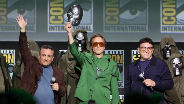 Robert Downey Jr. con los directores y hermanos Russo, anunciando el plan de Marvel en la Comic-Con en San Diego (California)