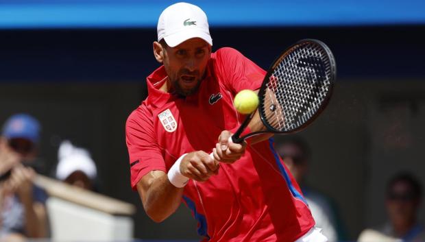 Novak Djokovic golpeando un revés ganador