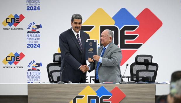 Nicolás Maduro recibe la acreditación de presidente electo por parte del Elvis Amoroso del CNE