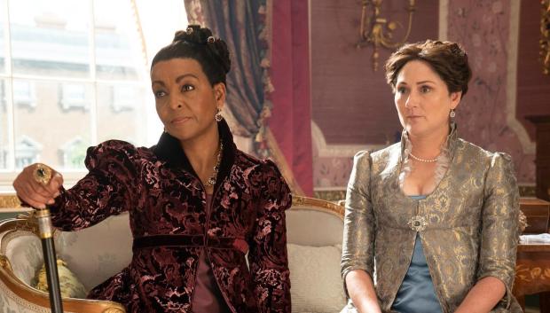 Adjoa Andoh, Lady Danbury en Los Bridgerton, denuncia la visibilidad racial de la serie