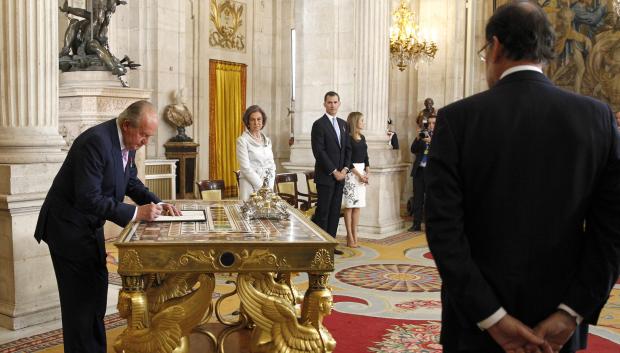 (L-R) King Juan Carlos of Spain, in the presence of Queen Sofia of Spain, Prince Felipe of Spain and Princess Letizia of Spain, signs the abdication documents at the official abdication ceremony at the Royal Palace on June 18, 2014 in Madrid, Spain. King Juan Carlos of Spain's abdication takes effect at midnight local time. Photo by Pool/ABACAPRESS.COM