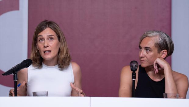 La líder de los comuns en el Parlament, Jéssica Albiach (i), y la exalcaldesa de Barcelona, Ada Colau (d), durante una votación de un preacuerdo de investidura con el PSC, a 31 de julio de 2024, en Barcelona, Catalunya (España). Los Comuns han cerrado un preacuerdo con el PSC para investir al líder socialista Salvador Illa, presidente de la Generalitat, que ha sido sometido a votación de la militancia hoy en el Consell Nacional del partido. La militancia del partido ha analizado y votado el documento preacordado con el PSC en su Consell de hoy. El preacuerdo entre ambas formaciones se une al alcanzado entre ERC y PSC, por lo que el apoyo de los tres partidos garantizaría la mayoría necesaria para que Illa sea investido.
31 JULIO 2024;INVESTIDURA;ACUERDO;COMUNS;PSC: PSOE
David Zorrakino / Europa Press
31/7/2024