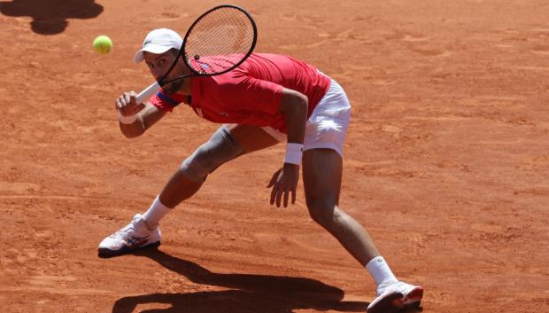 Novak Djokovic en acción en la final de los Juegos Olímpicos