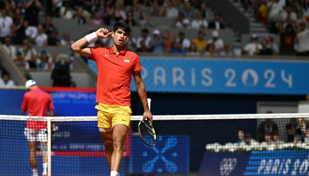 Carlos Alcaraz celebra un punto importante conseguido en la final