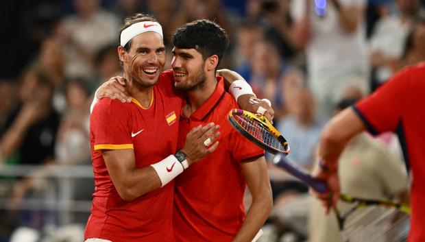 Rafa Nadal abraza a Carlos Alcaraz tras perder contra Krajicek y Ram en cuartos de final