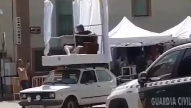 El alcalde socialista de Soria, Carlos Martínez, durante su parodia del Papa