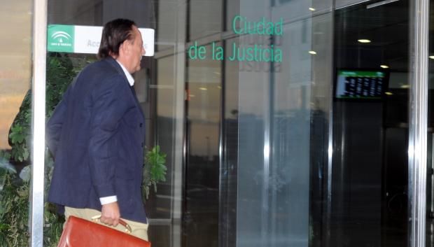 JULIAN MUÑOZ A SU LLEGADA AL JUICIO POR EL " CASO MALAYA " 
en la foto : ciudad de la justicia de 15/10/2012
MALAGA
15/10/2012
MALAGA