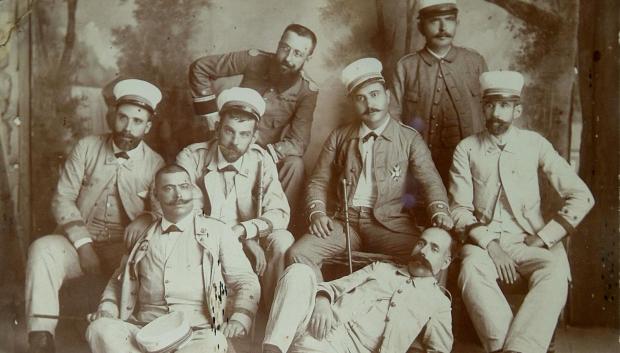 El comandante Neila, con la Cruz de San Fernando, en Cuba en 1898