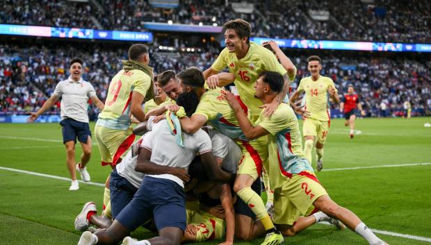 Los futbolistas de la selección española celebran el 3-5 de Sergio Camello