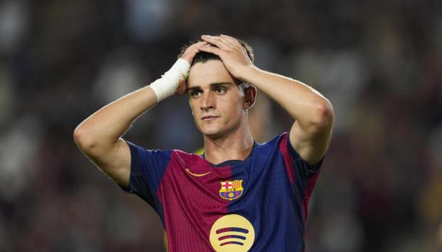El centrocampista del Barcelona Pau Víctor se lamenta tras un fallo durante el partido del torneo Joan Gamper